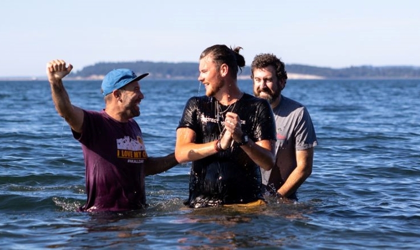 Preston Anderson (centro) é batizado no Hood Canal. (Foto: Reprodução / AG News)