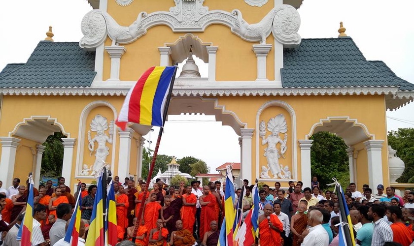 Extremistas budistas incitam multidão para atacar igrejas no Sri Lanka. (Foto: Portas Abertas)