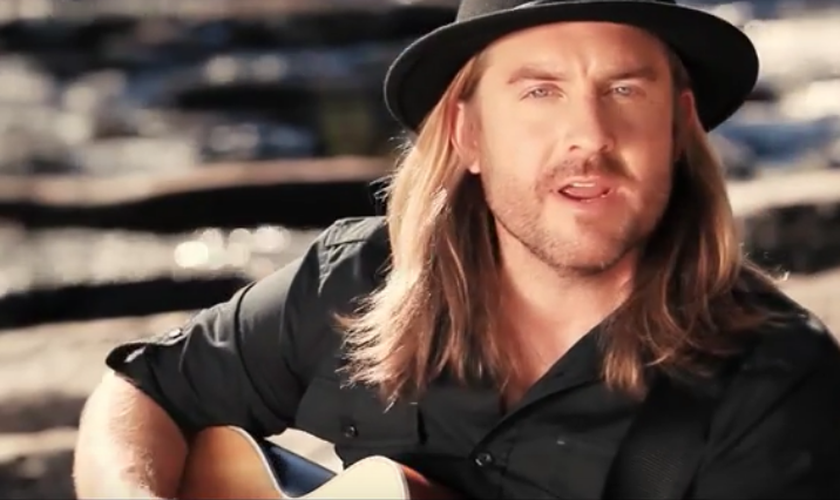 Jason Fowler canta "Family" seu single álbum. (Foto: Captura de tela YouTube Jason Fowler)