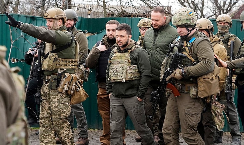 O presidente ucraniano Volodymyr Zelenskyy examina o local de uma recente batalha em Bucha perto de Kiev, Ucrânia, segunda-feira, 4 de abril de 2022. (AP Photo/Efrem Lukatsky/Flickr)