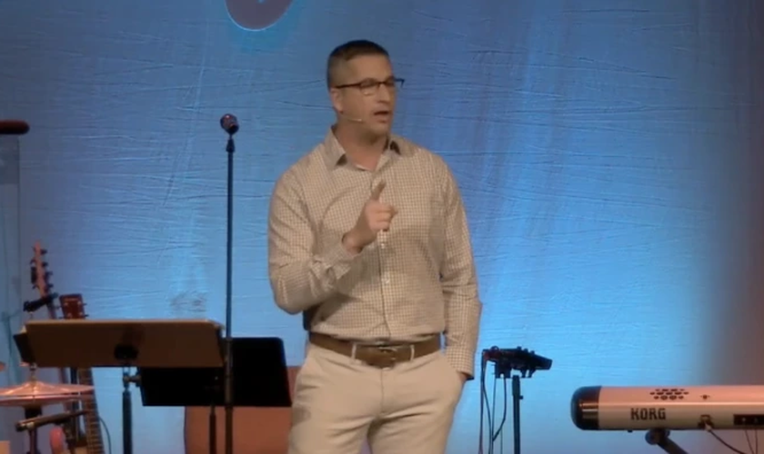  O pastor RC Ford ressaltou a importância do crente confessar seus pecados. (Foto: YouTube/Igreja LifePoint).