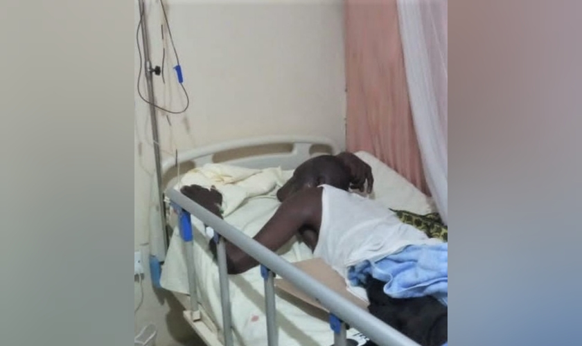 O ex-professor islâmico Hiire Sadiki no hospital. (Foto: Morning Star News).