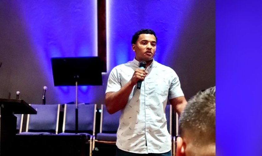 Nicolas Davis ministrando a palavra de Deus na igreja. (Foto: Reprodução / AG News)