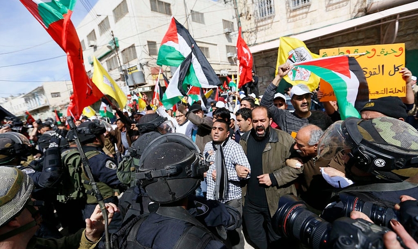 Imagem ilustrativa. Policiais israelenses impedem palestinos de entrar na rua Al-Shuhada, em Hebrom. (Foto: Mustafa Bader/Wikimedia Commons)