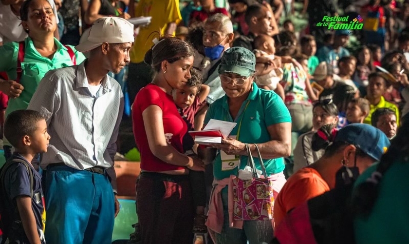 Um conselheiro explica mais sobre o Evangelho às pessoas que manifestaram interesse no final do evento. (Foto: Associação Evangelística Billy Graham)