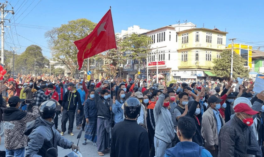 Os protestos em Mianmar começaram após o governo militar assumir o poder. (Foto: Portas Abertas)