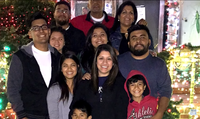 Gilbert levou toda sua família gângster a Jesus. (Foto: YouTube/700 Club Interactive).