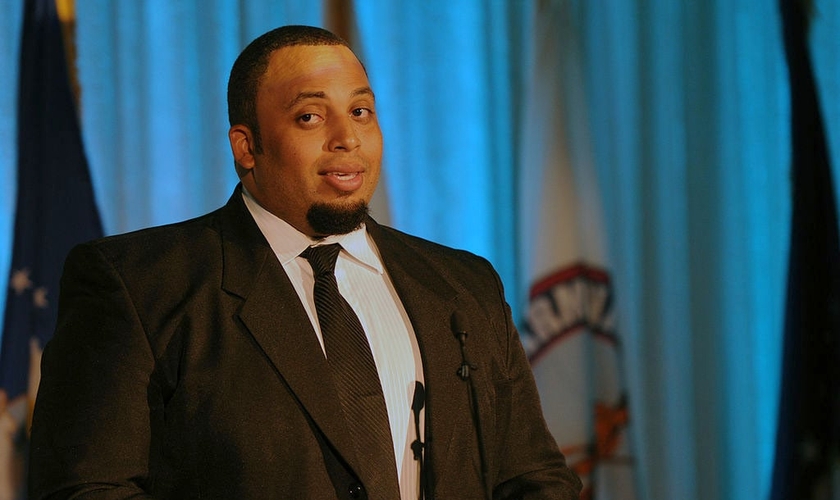 O ex-jogador da NFL, Jason Brown, se aposentou para seguir um chamado. (Foto: Wikimedia Commons)