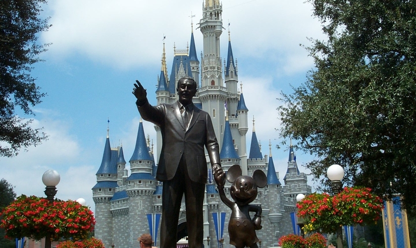 Estátua de Walt Disney e Mickey Mouse; ao fundo Magic Kingdom. (Foto: FreeImages)