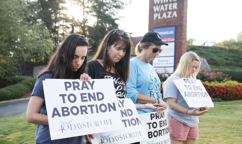 Grupos em oração do lado de fora das clínicas de aborto. (Foto: 40 Days For Life/Instagram)