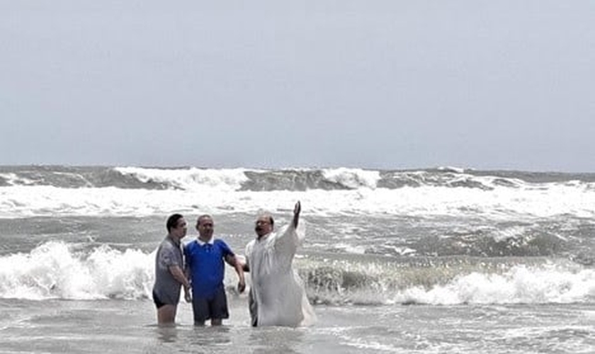 O pastor Mao Zhibin batizou seis novos convertidos à beira-mar. (Foto: Facebook/Mao Zhibin).