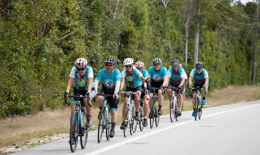 O grupo de ciclismo promoveu 43 passeios de bicicleta até alcançar a meta. (Foto: Facebook/Ends of the Earth Cycling).