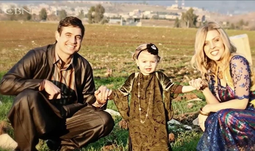 Joshua, Bevin e a filha Haven. (Foto: Captura de tela/YouTube CBN News)