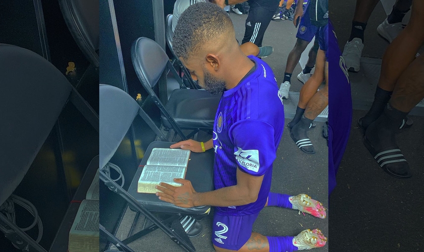 Ruan Teixeira em momento de oração. (Foto: Instagram/Ruan Teixeira)