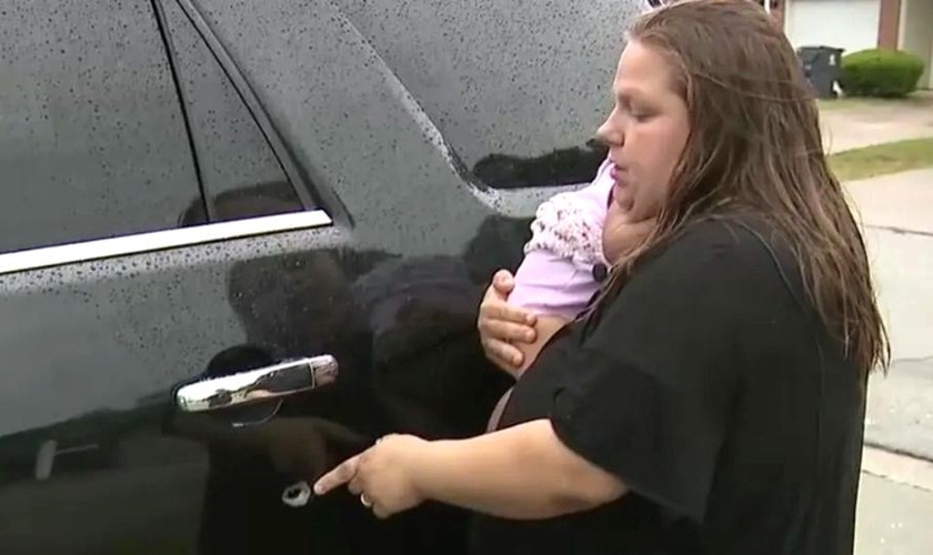 Um dos tiros atingiu a lateral do carro, onde o bebê estava dormindo. (Foto: Reprodução/CBS46).