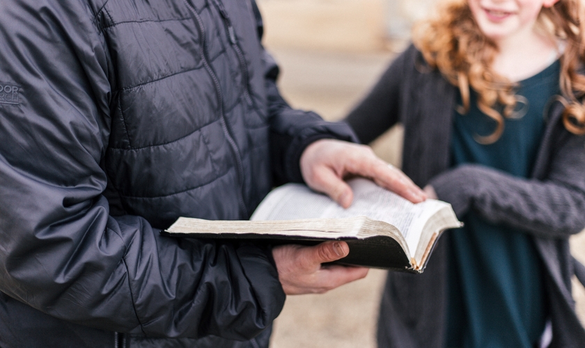 McDowell: É importante que os pais e líderes conversem com as crianças sobre por que elas devem adotar a postura bíblica. (Foto: Priscilla Du Preez / Unsplash)
