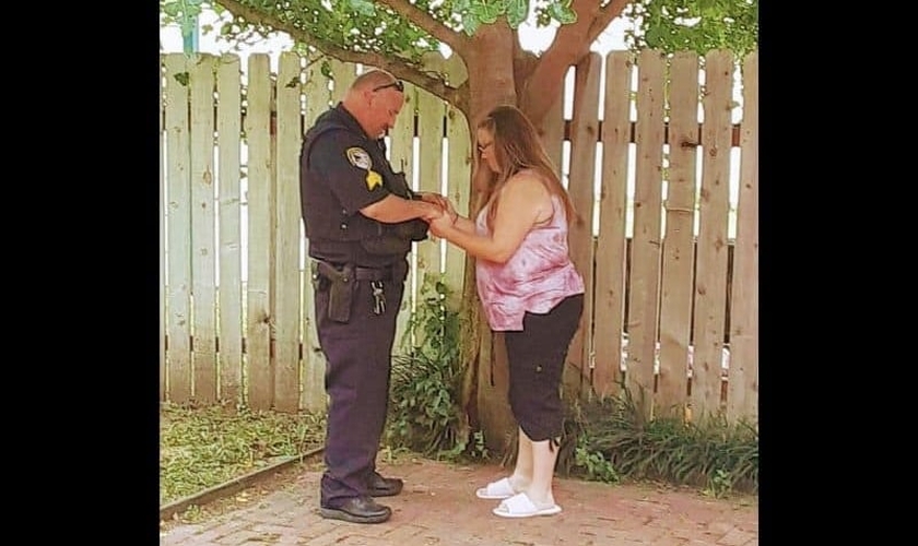 Sargento Truan ora com Misti Doyle 1 ano após prendê-la. (Foto: Facebook Misti Doyle)