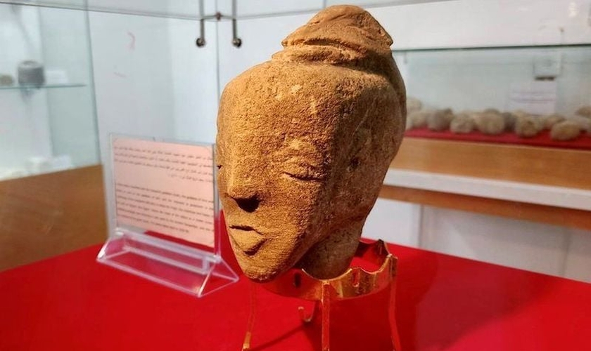 Cabeça do ídolo Anat, exposta em museu de Gaza. (Foto: Reprodução / Arkeofili)