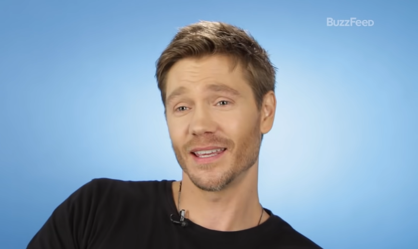 Chad Michael Murray testemunhou a fé de sua família em Deus. (Foto: YouTube/BuzzFeed Celeb).
