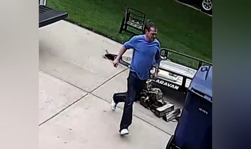 Jennifer Collier deixou uma Bíblia de presente em sua varanda para o criminoso. (Foto: Reprodução).