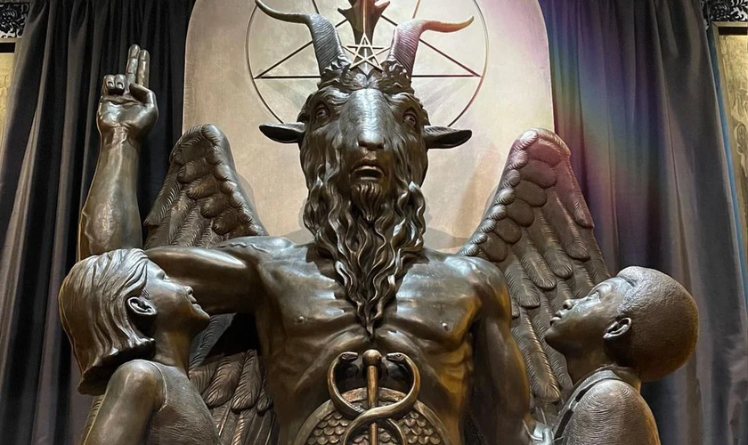 Estátua do ídolo pagão Baphomet, utilizada pelo Templo Satânico. (Foto: The Satanic Temple/Instagram)