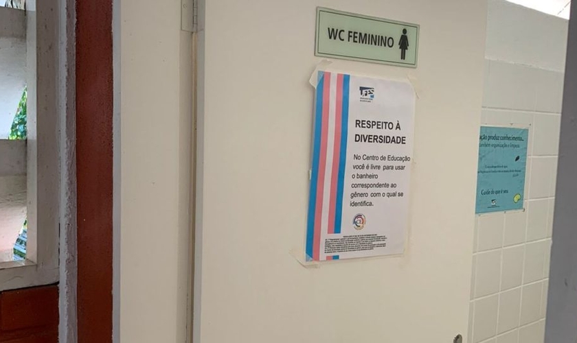 Comunicado na porta de um banheiro do Centro de Educação da Ufes. (Foto: Reprodução).