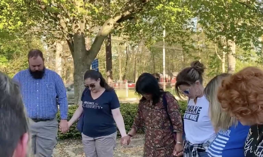 Momento de oração dos pais, antes da reunião com o Conselho Escolar. (Foto: Captura de tela/Vídeo Twitter Ben Zeisloft)