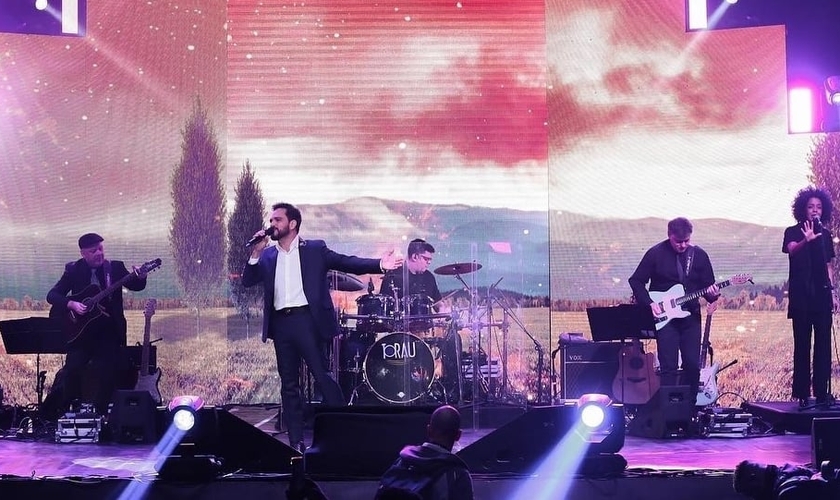 Luciano Camargo canta na Igreja Presbiteriana de Alphaville - SP. (Foto: Instagram ip.alpha)