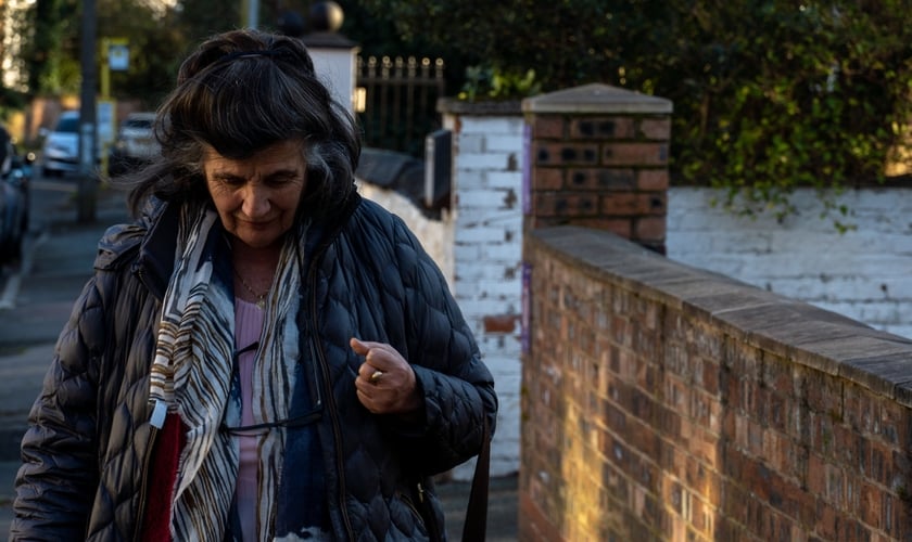 Rosa Lalor, de 76 anos, foi multada e detida por orar em silêncio na rua, na Inglaterra. (Foto: ADF UK).