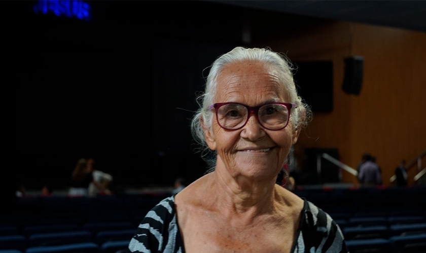 Marina seguiu o som do hino e acabou em um culto ao ar livre, onde se converteu. (Foto: Site Harpa Cristã).