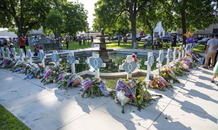 Memorial às vítimas da tragédia, em uma praça em Uvalde. (Foto: Billy Graham Evangelistic Association).
