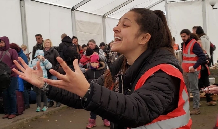 Missionária da Awakening Europe evangelizado refugiados na fronteira da Ucrânia. (Foto: Instagram Michael Job)