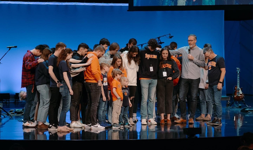 Imagem de culto na Cornerstone Church. (Foto: Cornerstone Church of Ames)