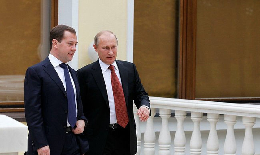 Vladimir Putin ao lado de Dmitry Medvedev, em 2012. (Foto: Kremlin/Wikimedia Commons).