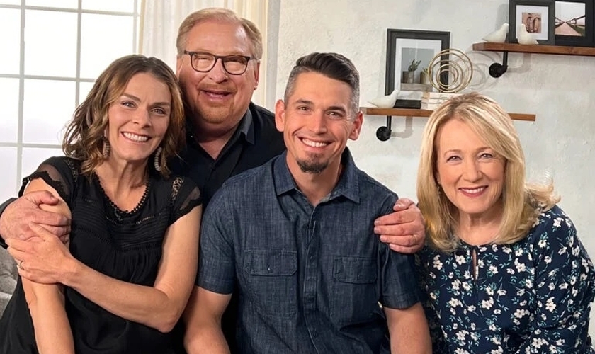 O Pastor Rick Warren e sua esposa, Kay, juntos com o Pastor Andy Wood e sua esposa, Stacie. (Foto: Igreja Saddleback)