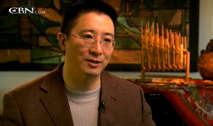 Christopher Yuan encontrou Jesus e se arrependeu de seus pecados. (Foto: Reprodução/CBN News).