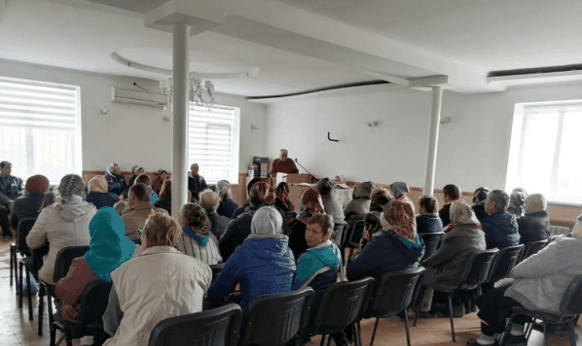 Igreja Batista reunida em Mariupol, na Ucrânia, no dia 1º de maio. (Foto: Reprodução Voz dos Mártires da Coreia/União Internacional de Igrejas de Batistas Evangélicas)