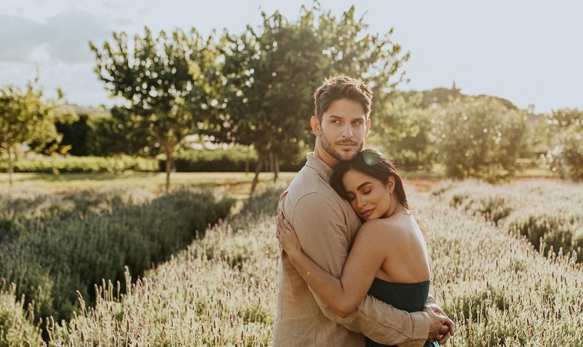 Miro e Liliane vão dar seu primeiro beijo na cerimônia de casamento. (Foto: Instagram/Miro Moreira).