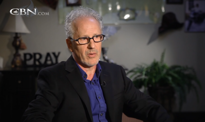 Keith Thibodeaux clamou por socorro a Deus, após se afundar nas drogas e no ocultismo. (Foto: YouTube/The 700 Club Interactive).