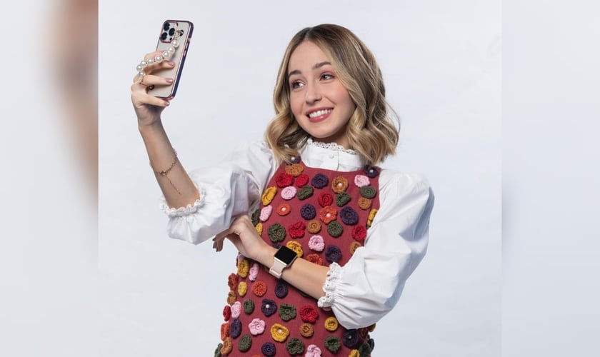 A trama vai acompanhar a vida e os conflitos da influencer digital Mirela. (Foto: Instagram/Todas as Garotas em Mim).