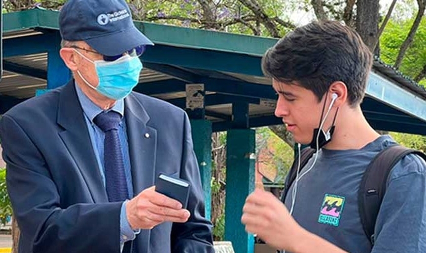 Em apenas oito dias, o ministério entregou 8 mil exemplares na última ação no país caribenho. (Foto: Gideões Internacionais).