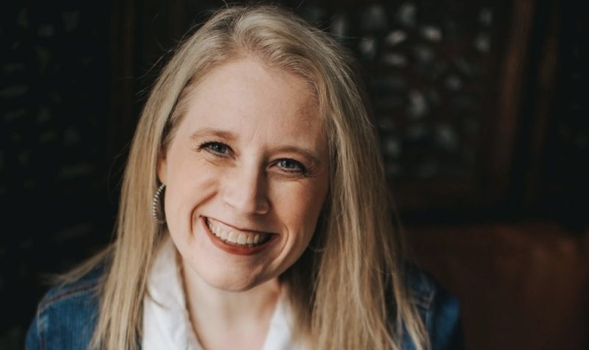 Lindsey Carlson ensinou que o cristão não deve buscar encorajamento na Palavra de Deus. (Foto: lindseycarlson.net).