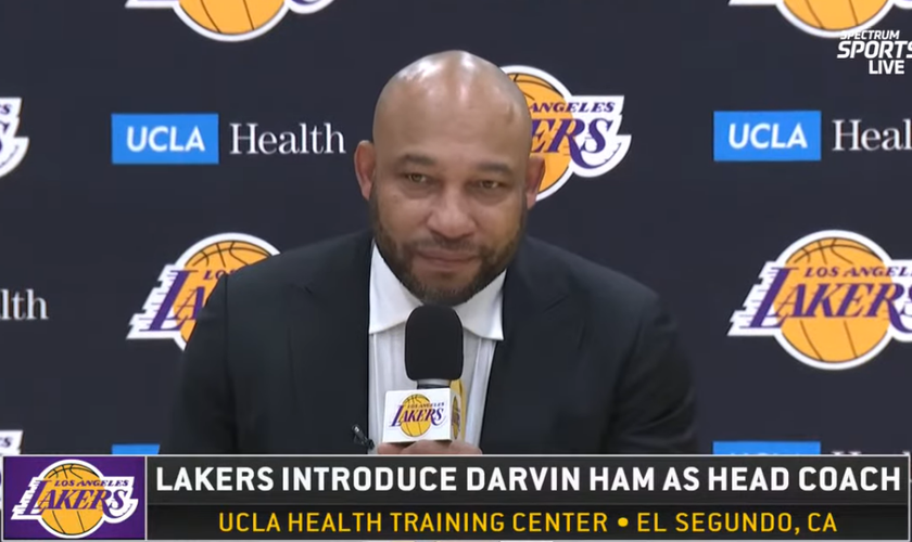 Darvin Ham em entrevista coletiva de apresentação como novo treinador do Los Angeles Lakers. (Captura de tela Los Angeles Lakers)