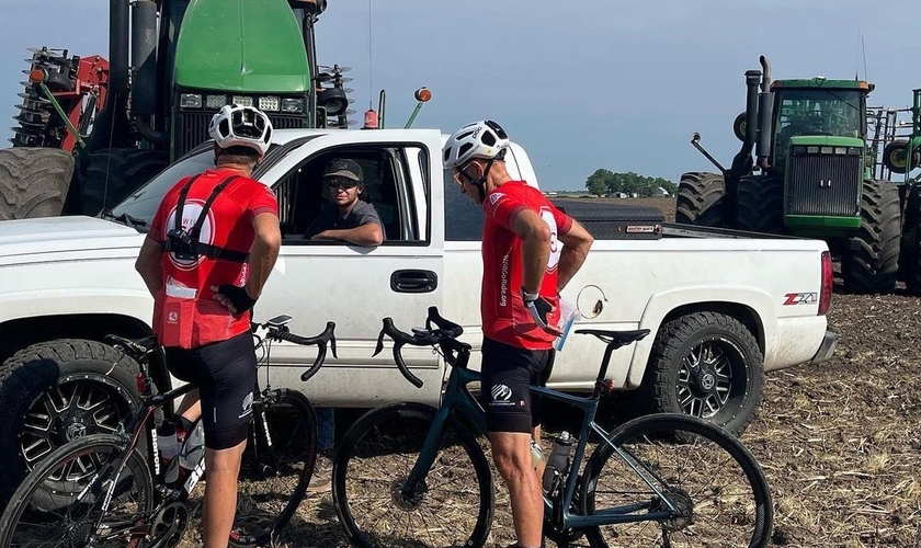Na jornada, os ciclistas pararam, compartilharam sobre Jesus e distribuíram material evangelístico. (Foto: Instagram/I Will Go Ride).