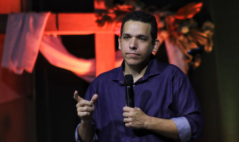 O pastor David Riker aconselha jovens cristãos sobre relacionamento nas redes sociais. (Foto: David Riker).