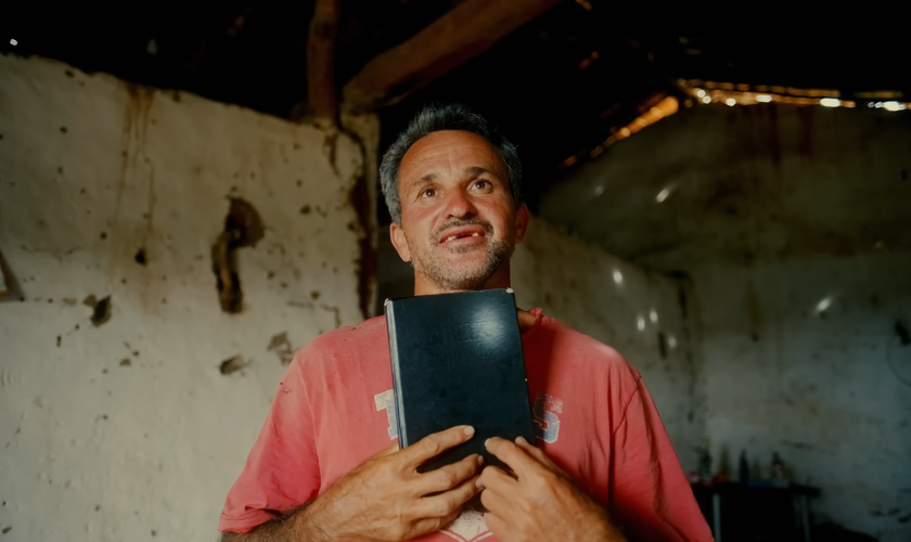 Inácio Antônio da Silva, de 41 anos, ama a Bíblia, apesar de nunca ter lido. (Foto: YouTube/Miguel Salvador).