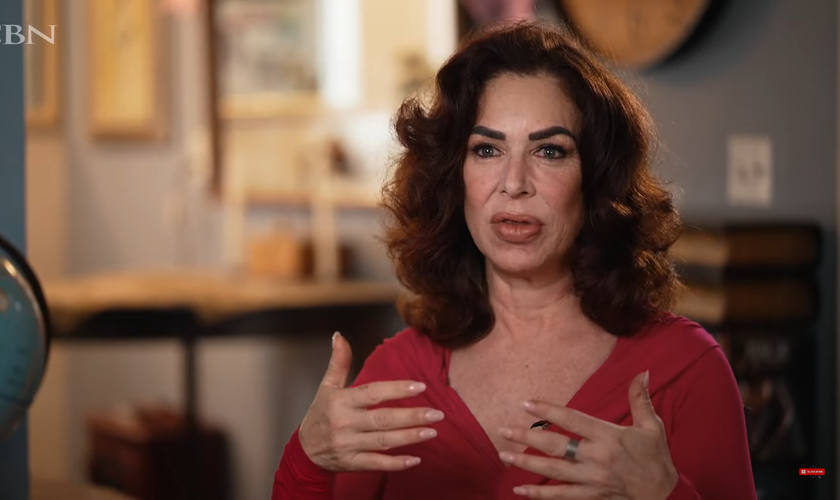 Claudia Wells encontrou cura e paz em Jesus. (Foto: YouTube/The 700 Club Interactive).