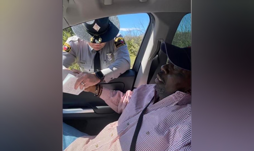 À beira da estrada, o policial e Anthony oraram juntos a Deus. (Foto: Jaret Doty).