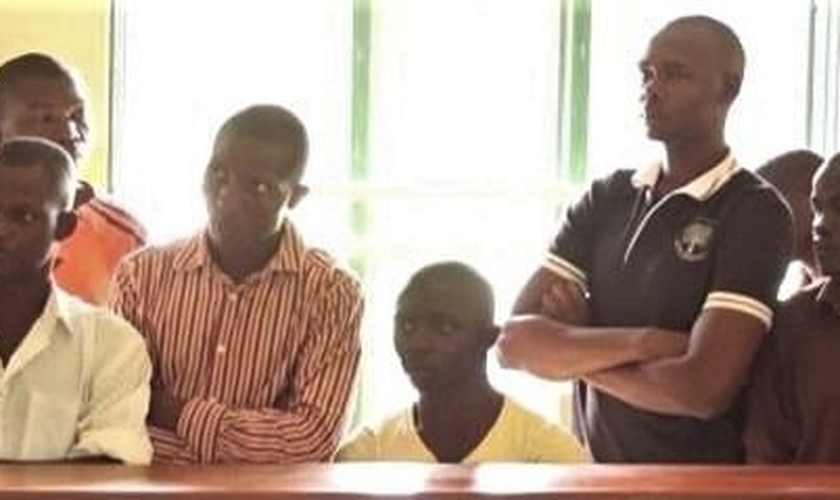 Cristãos no distrito de Mukono, Uganda, assistem enquanto a juíza dá o veredito a assassino de cristãos. (Foto: Morning Star News)