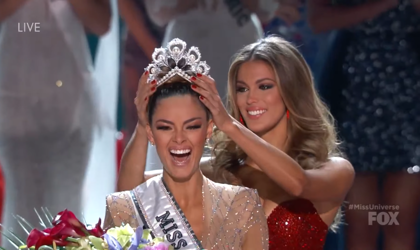 Demi Leigh, da África do Sul, foi coroada Miss Universo em 2017. (Foto: YouTube/ The Pageant Eye).